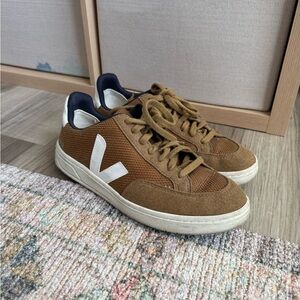 Veja Women’s Tan and White Sneakers sz9